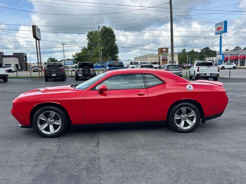 Used 2018 Dodge Challenger SXT RWD image 4