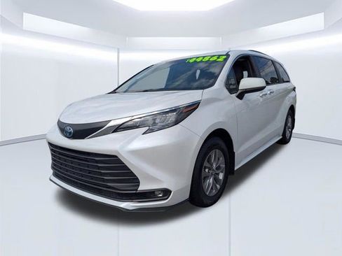 Used 2025 Toyota Sienna XLE w/ XLE Plus Package FWD image 8