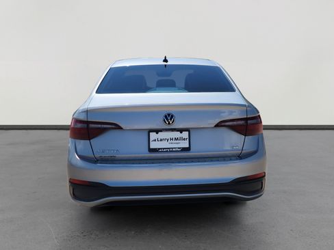 Used 2023 Volkswagen Jetta SE FWD image 4