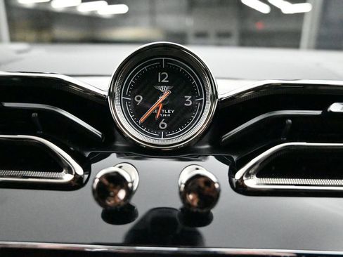 Used 2025 Bentley Bentayga AWD/4WD image 49