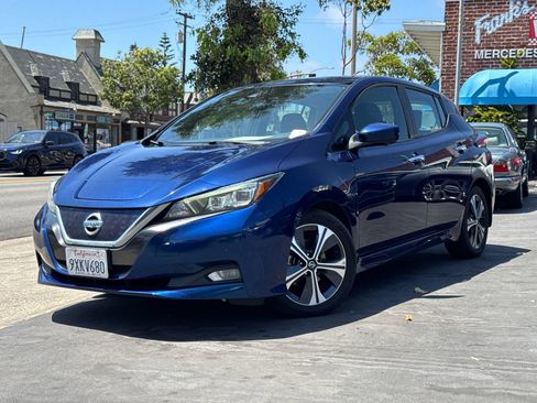 Used 2020 Nissan Leaf SV w/ SV Technology Package FWD image 2