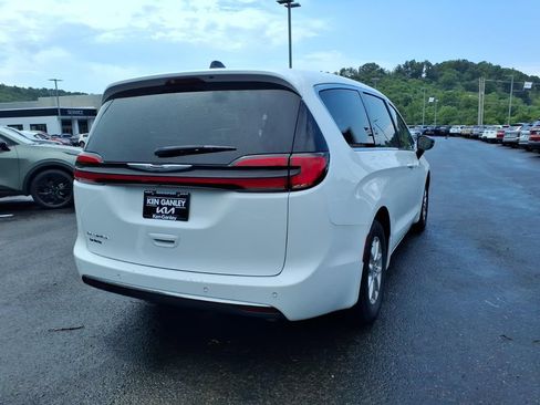 Used 2024 Chrysler Pacifica Touring-L FWD image 7