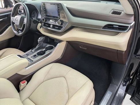 Used 2021 Toyota Highlander Limited image 21