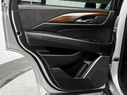 Used 2019 Cadillac Escalade Luxury image 26