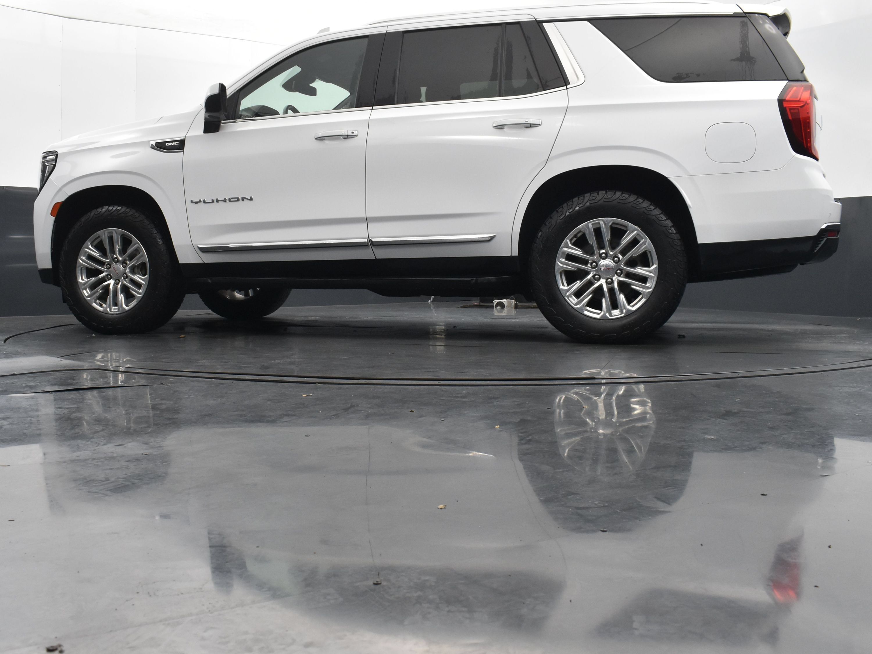 Used 2023 GMC Yukon SLT AWD/4WD image 37