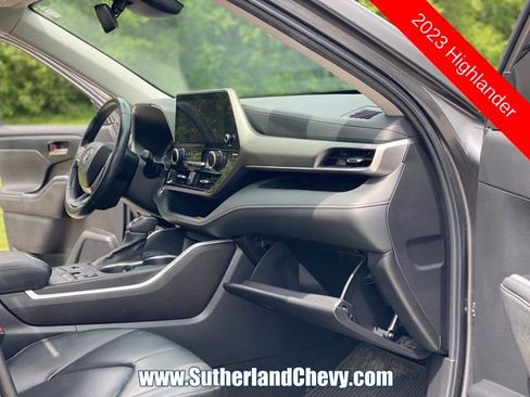 Used 2023 Toyota Highlander XLE image 19