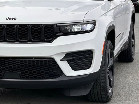 Used 2023 Jeep Grand Cherokee Altitude image 45