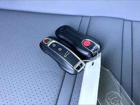 Used 2023 Porsche Cayenne Platinum Edition AWD/4WD image 33