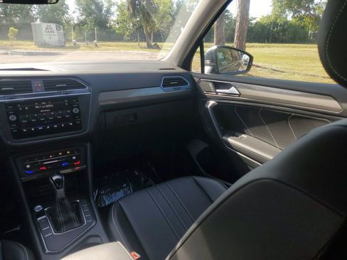 Used 2024 Volkswagen Tiguan SE image 25