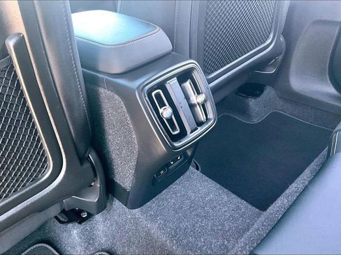 Used 2025 Volvo XC40 B5 Plus image 31