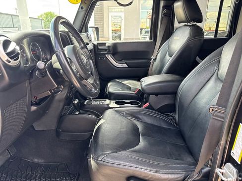 Used 2013 Jeep Wrangler Unlimited Sahara w/ Dual Top Group AWD/4WD image 9