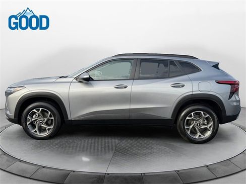 Used 2025 Chevrolet Trax LT w/ LT Convenience Package image 2