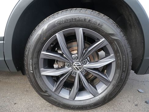 Used 2022 Volkswagen Tiguan SE w/ Panoramic Sunroof Package image 33