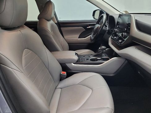 Used 2022 Toyota Highlander XLE image 21