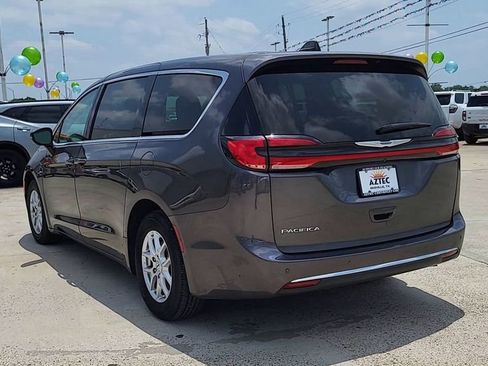 Used 2023 Chrysler Pacifica Touring-L FWD image 6