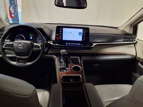 Used 2024 Toyota Sienna XLE image 11