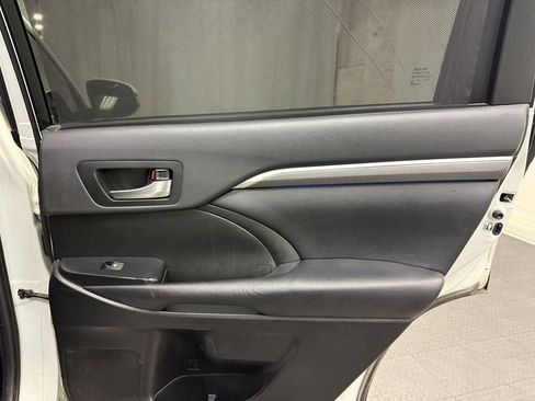 Used 2019 Toyota Highlander XLE image 19
