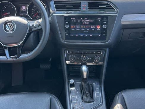 Used 2021 Volkswagen Tiguan SE w/ Panoramic Sunroof Package image 16