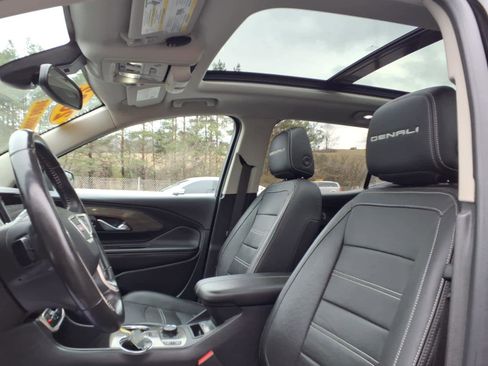 Used 2022 GMC Terrain Denali image 11