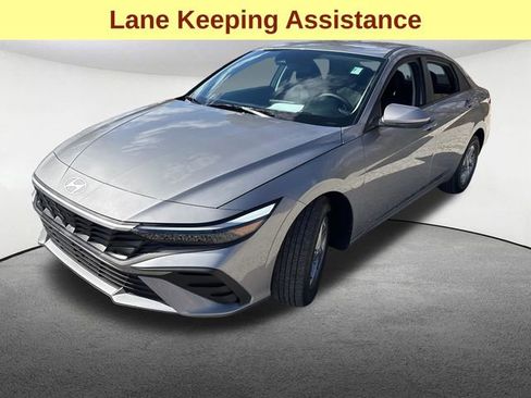 Used 2026 Hyundai Elantra SE FWD image 5