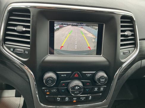 Used 2020 Jeep Grand Cherokee Laredo AWD/4WD image 8