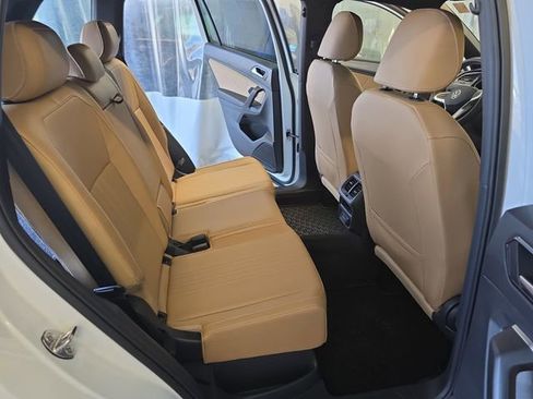 Used 2024 Volkswagen Tiguan SE w/ Panoramic Sunroof Package AWD/4WD image 18