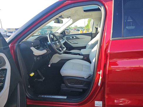 Used 2025 Ford Explorer Platinum w/ Ultimate Package AWD/4WD image 6
