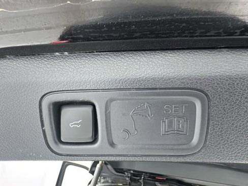 Used 2024 Ford Expedition Limited image 16