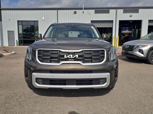 Certified 2025 Kia Telluride SX w/ SX Captain's Chair Package FWD image 3