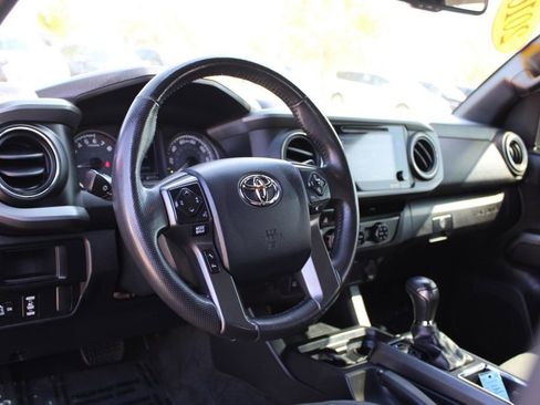 Used 2016 Toyota Tacoma TRD Off-Road w/ Exterior Package image 18