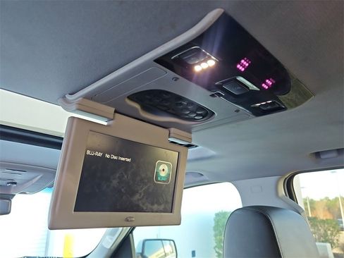 Used 2019 Chevrolet Suburban LT image 24