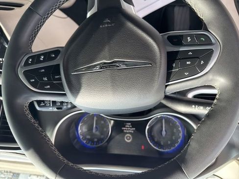 Used 2023 Chrysler Pacifica Touring-L FWD image 15