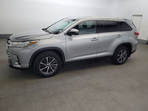Used 2019 Toyota Highlander XLE w/ Carpet Mat Package (TMS) image 2