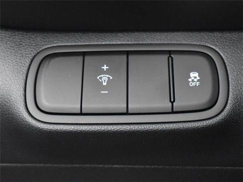 Used 2025 Hyundai Venue SE image 17