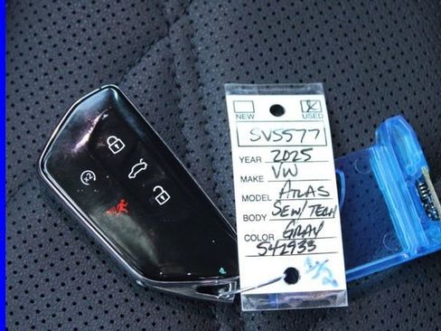 Used 2025 Volkswagen Atlas SE image 32