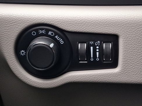 Used 2023 Chrysler Voyager LX image 25