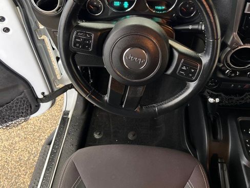 Used 2015 Jeep Wrangler Rubicon w/ Power Convenience Group image 16
