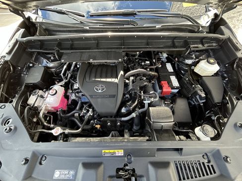 Certified 2024 Toyota Highlander XLE image 12
