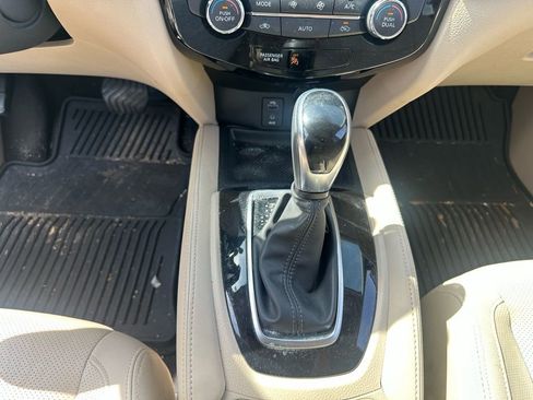 Used 2017 Nissan Rogue SL w/ SL Premium Package image 32