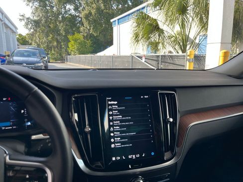 Used 2025 Volvo V60 B5 Cross Country Plus image 21