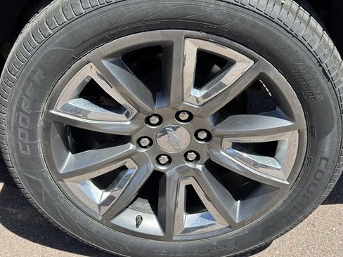 Used 2018 Chevrolet Suburban LT w/ LT Signature Package AWD/4WD image 9
