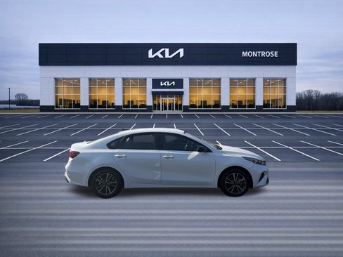 Used 2022 Kia Forte LXS FWD image 4