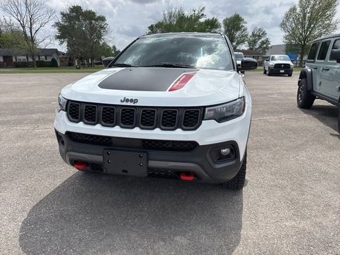 Used 2025 Jeep Compass Trailhawk image 4