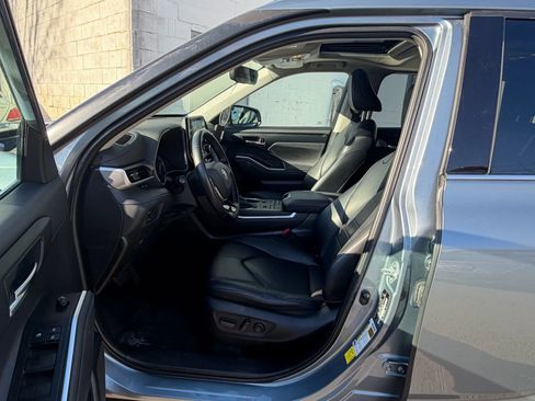 Used 2020 Toyota Highlander XLE image 23