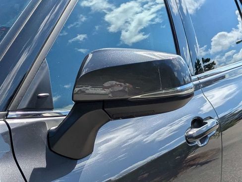 Used 2021 Toyota Highlander Limited FWD image 11