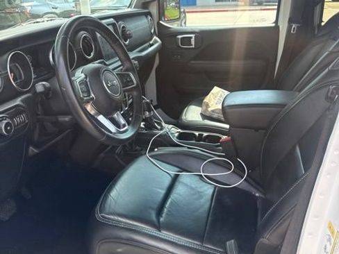 Used 2018 Jeep Wrangler Unlimited Sahara AWD/4WD image 6