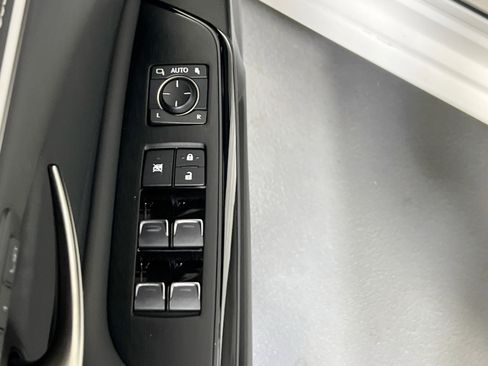 Used 2025 Lexus ES 350 w/ Premium Package FWD image 17