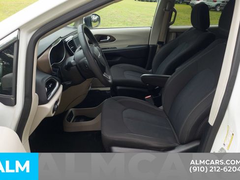 Used 2023 Chrysler Voyager LX FWD image 7