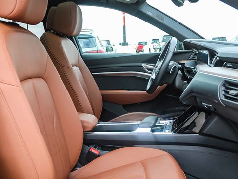 Used 2022 Audi e-tron Premium Plus w/ Premium Plus Package image 18