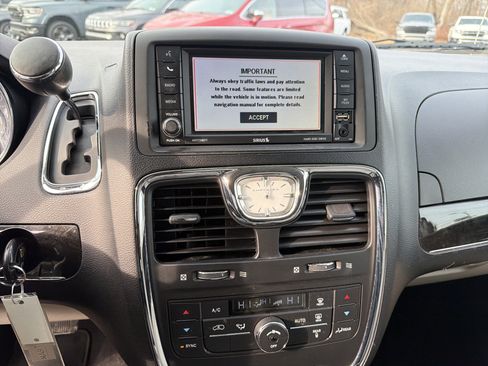 Used 2013 Chrysler Town & Country Touring image 23